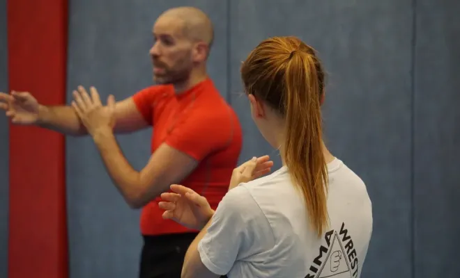 Apprendre aux femmes à se défendre avec les cours de self défense femme Lyon, Lyon, PWTSRA